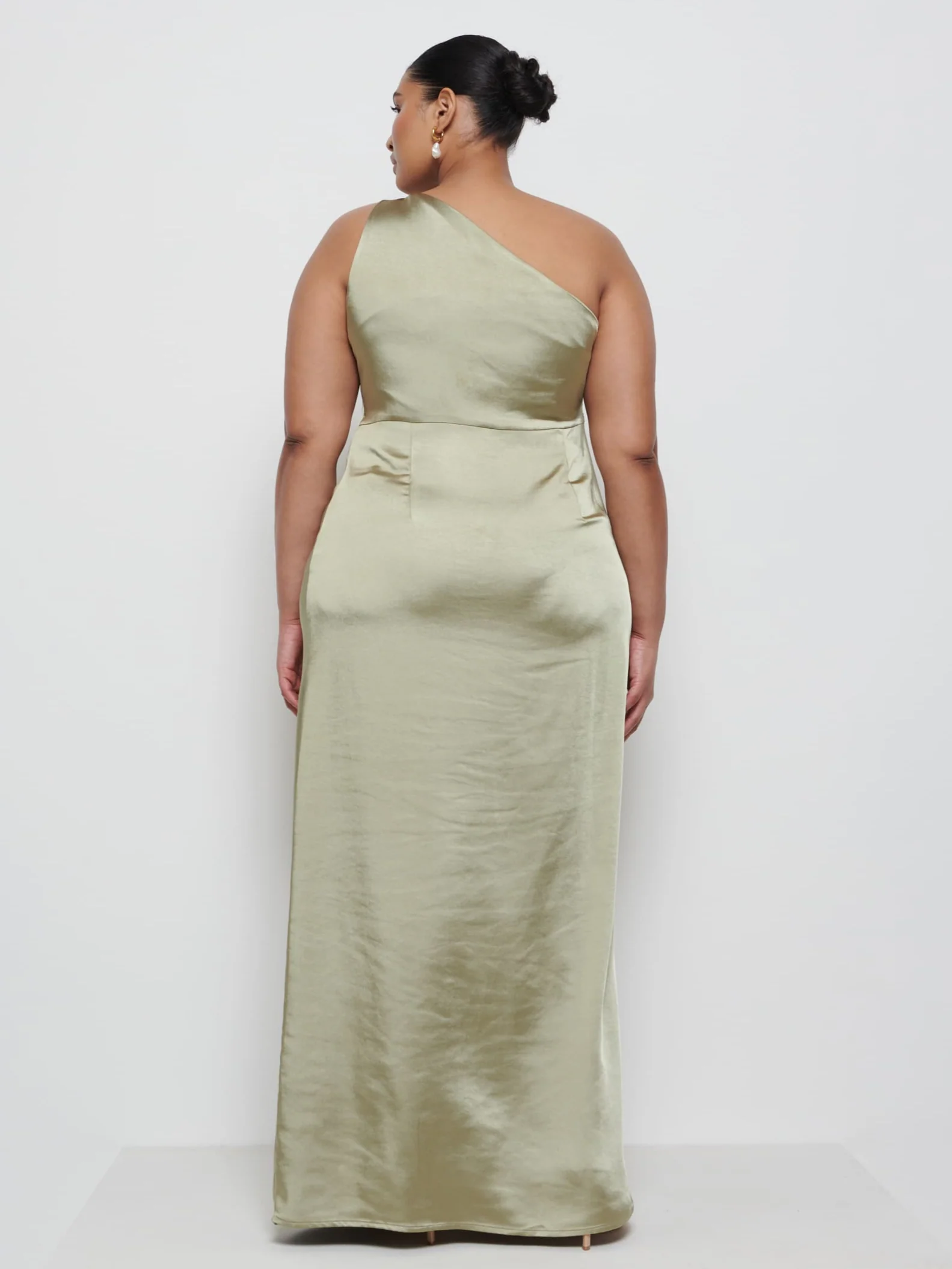 Amelia Ruched Maxi Bridesmaid Dress Curve - Olive - Image 3