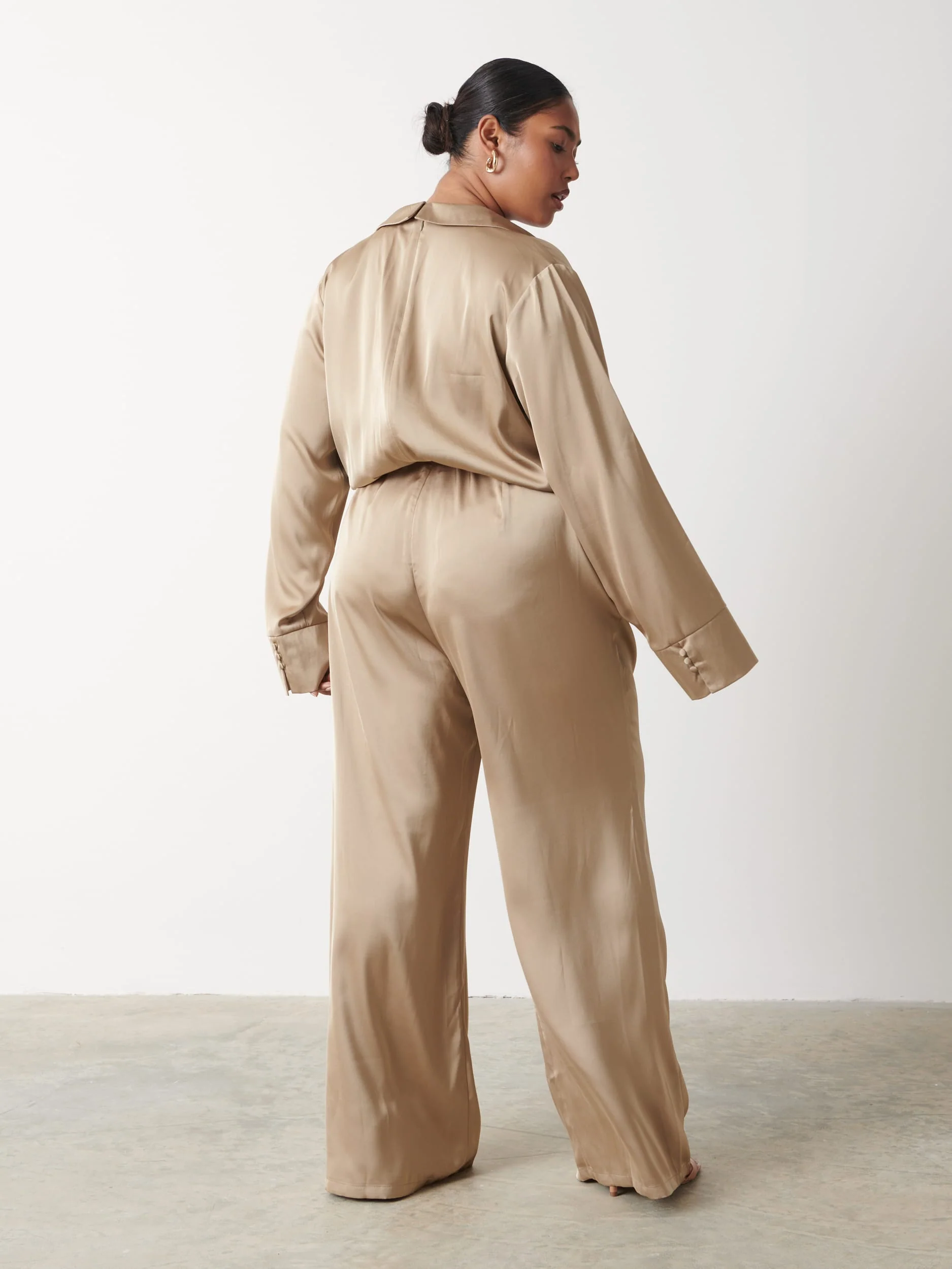 Carmen Satin Jumpsuit Curve - Light Olive - Image 4