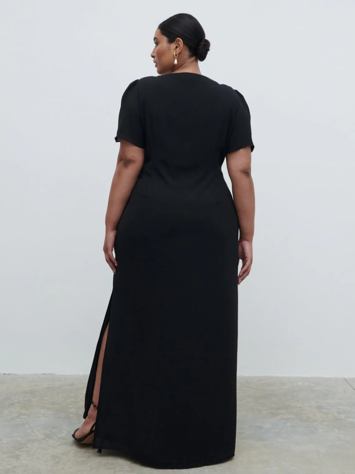 Edie Chiffon Maxi Bridesmaid Dress Curve - Black - Image 4