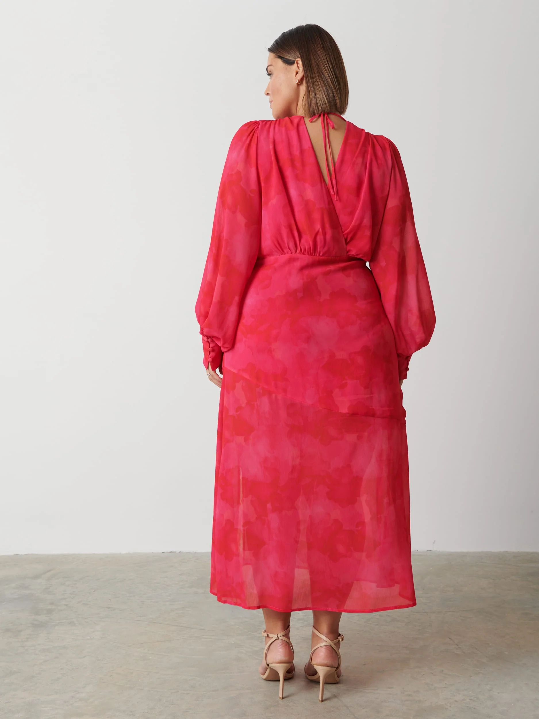 Lilianna Backless Balloon Sleeve Printed Dress Curve - Pink and Red Watercolour - Image 3