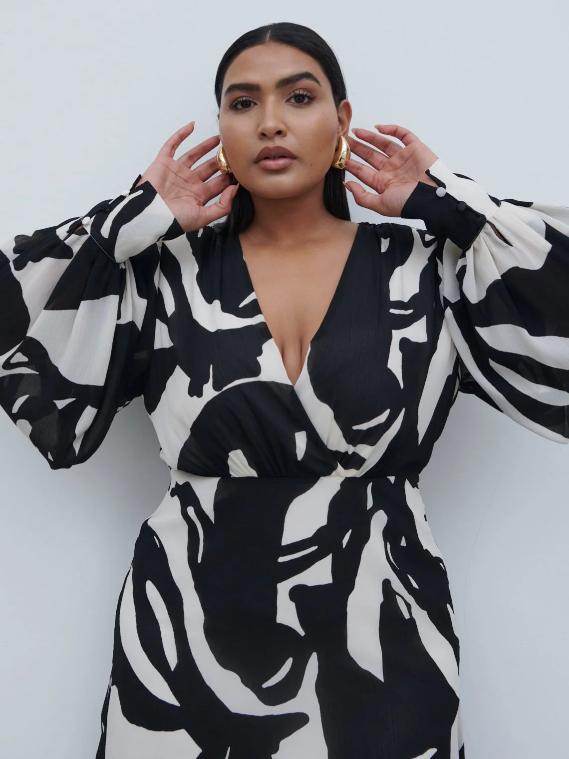 Lilianna Balloon Sleeve Printed Dress Curve - Monochrome Abstract - Image 2