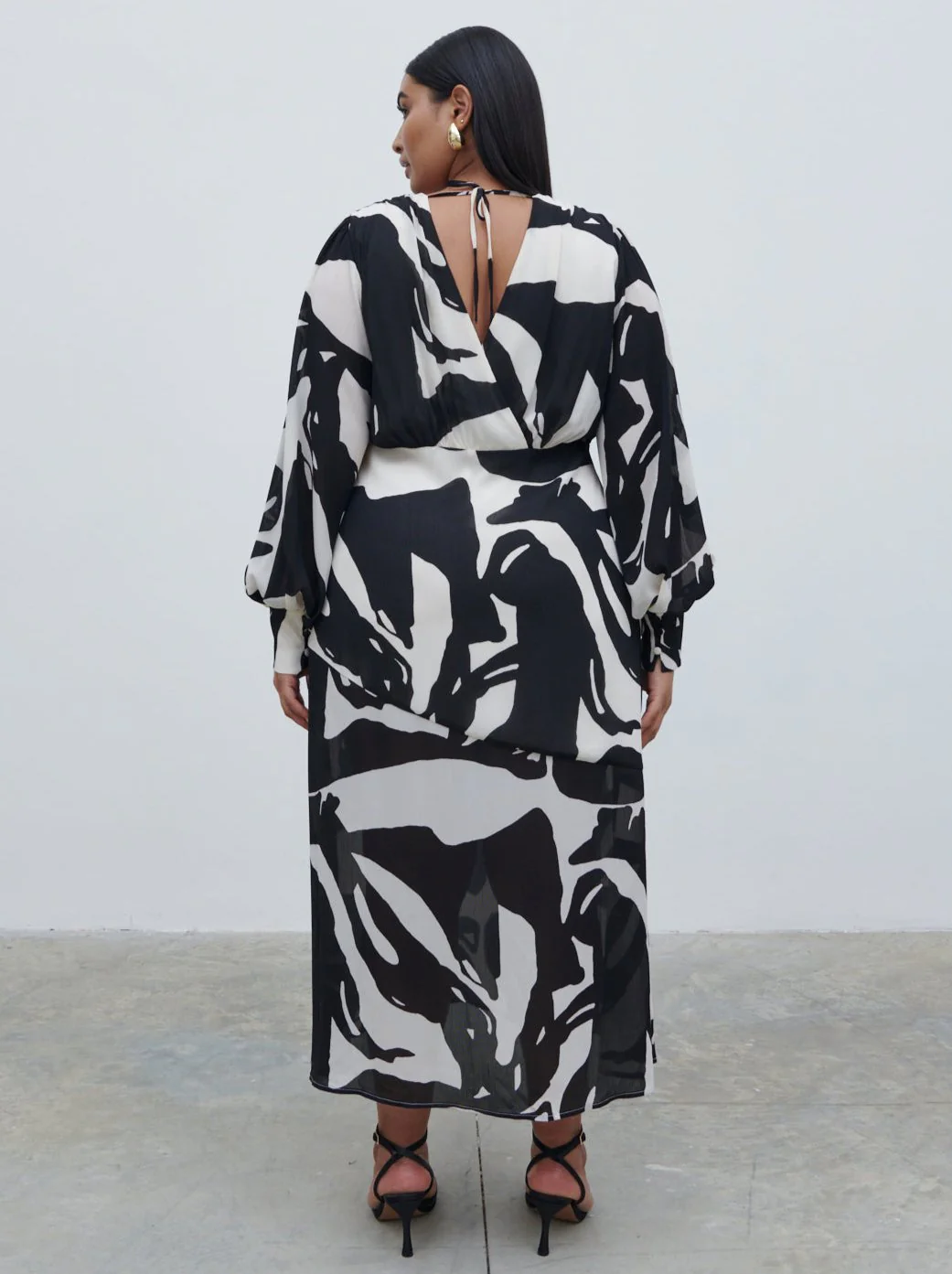 Lilianna Balloon Sleeve Printed Dress Curve - Monochrome Abstract - Image 3