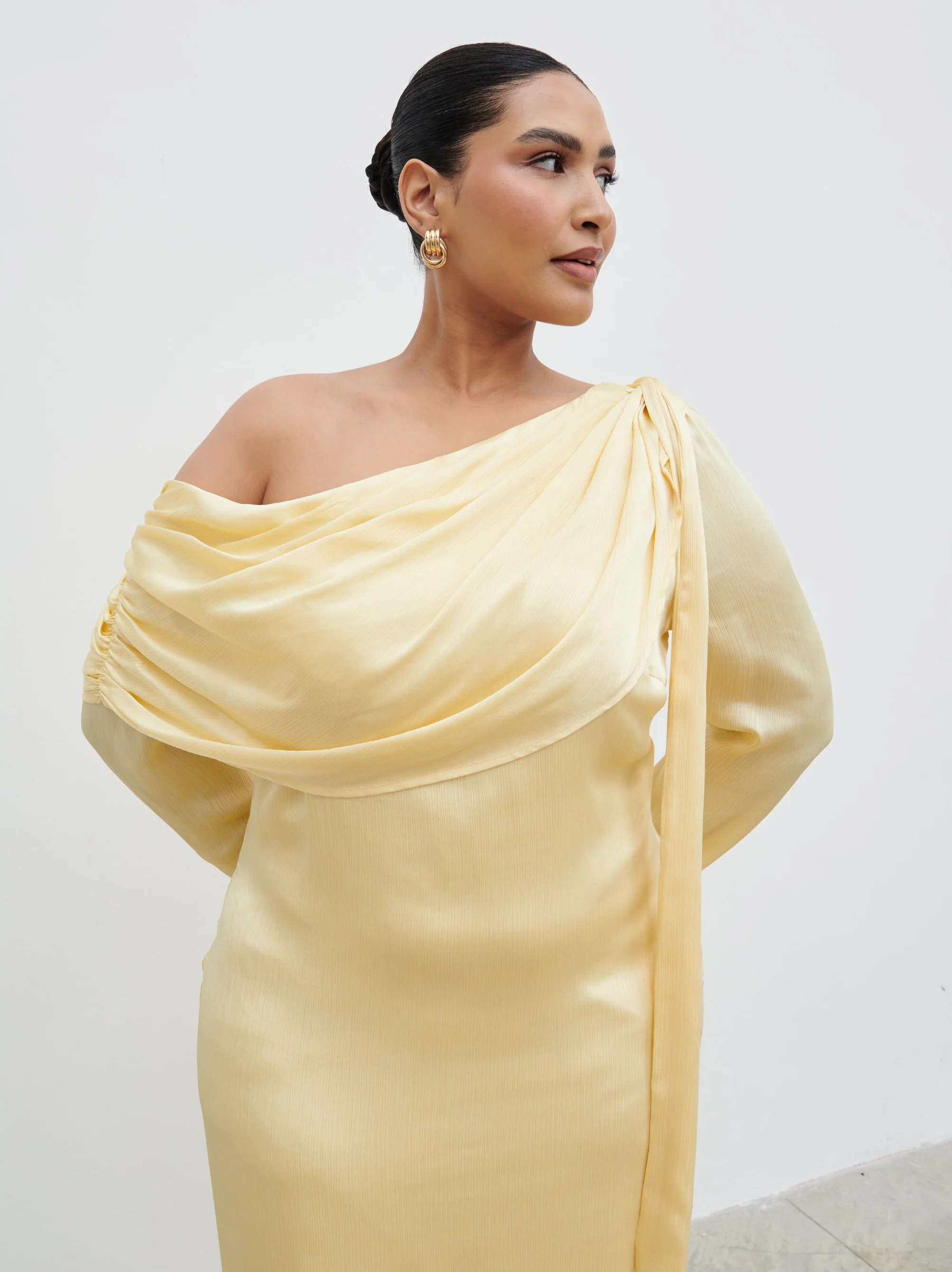 Neomie One Shoulder Tie Chiffon Maxi Dress Curve - Lemon - Image 2
