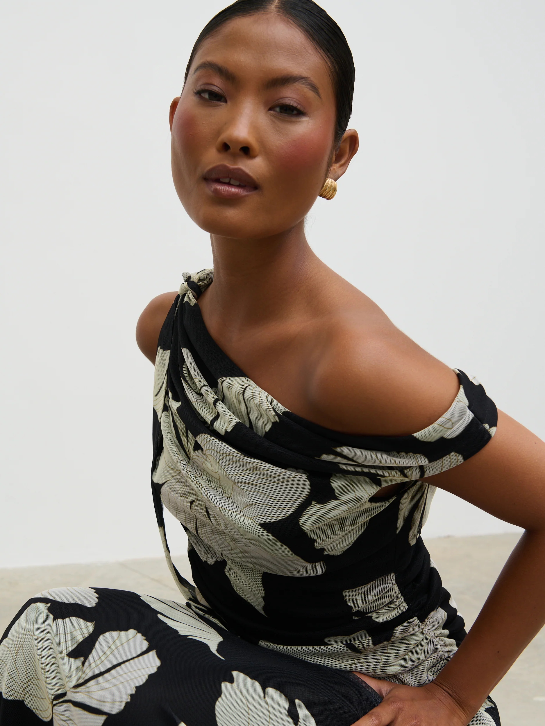 Shea Off Shoulder Jersey Tie Top - Monochrome Floral - Image 3